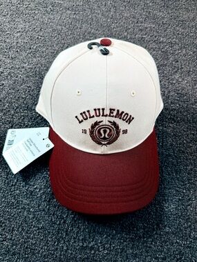 lululemon athletica Two-Tone Cap - Cream & Burgundy